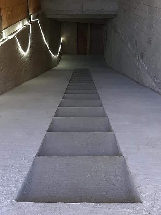 Helling in geborstelde beton met trap Rechte trappen 1