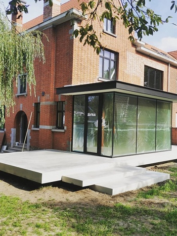 Terras met oversteek