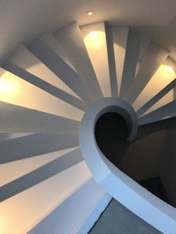 Spiraaltrap afgewerkt met betoncire