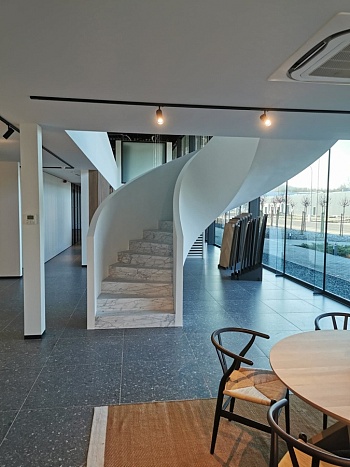 Spiraaltrap met Marmerafwerking