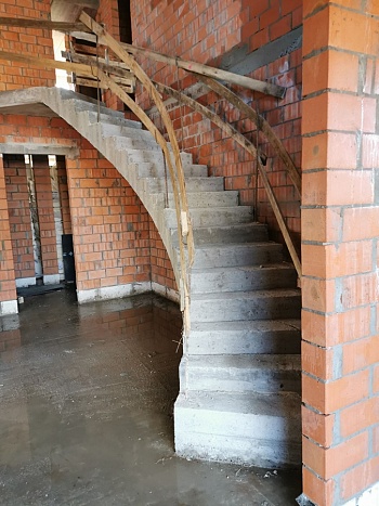 Wenteltrap in ruwe bekisting